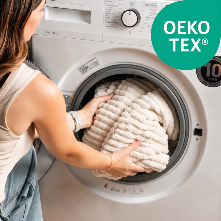 Housse du repose-pieds déhoussable en velours côtelé blanc cassé dans un lave-linge, marquage OEKO TEX®
