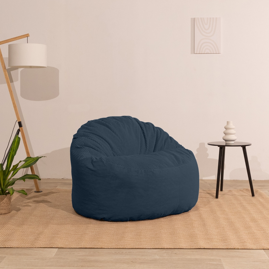 Pouf en velours côtelé épais dans un intérieur, dossier arrondi