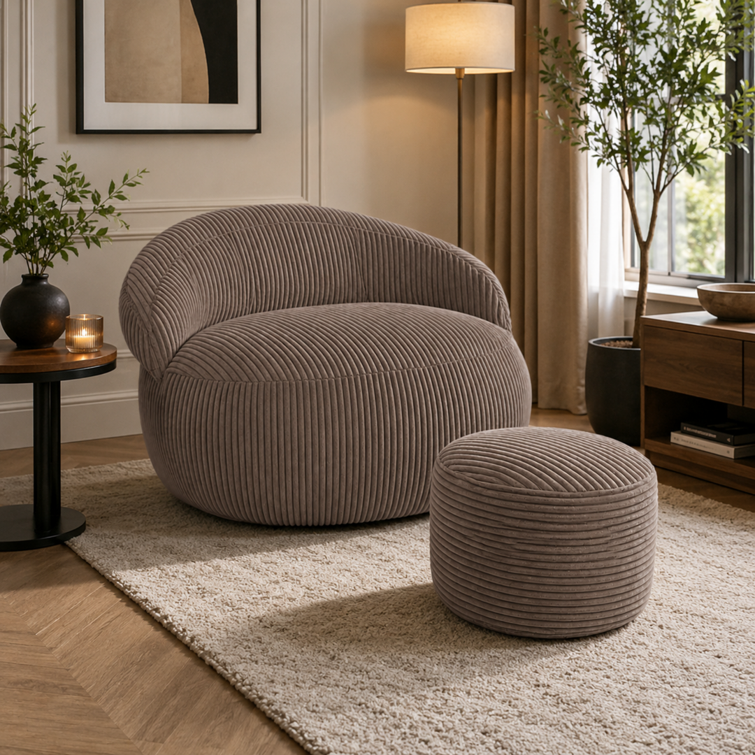 Pouf XXL velours côtelé rond avec repose-pieds assorti, dans un salon.