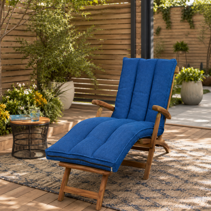 Coussin de bain de soleil, installé sur une chaise longue en extérieur