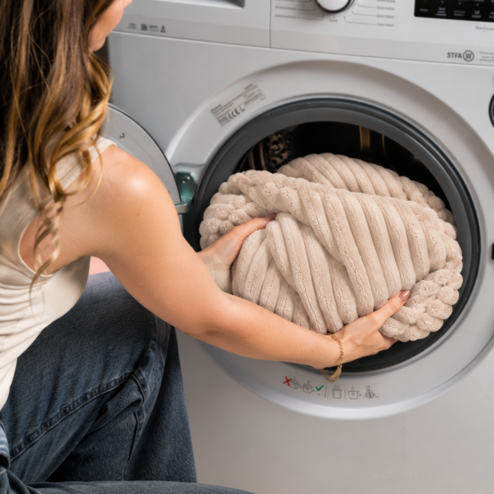 Housse amovible de pouf poire fourrure côtelée placée dans un lave-linge