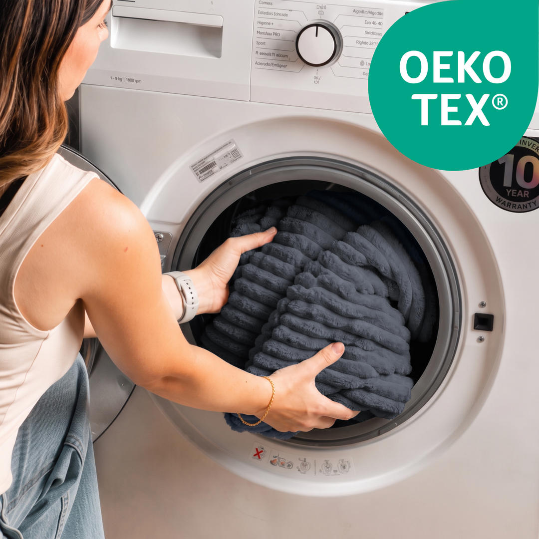 Housse lavable en machine : tissu enroulé dans un lave-linge, certifié OEKO-TEX