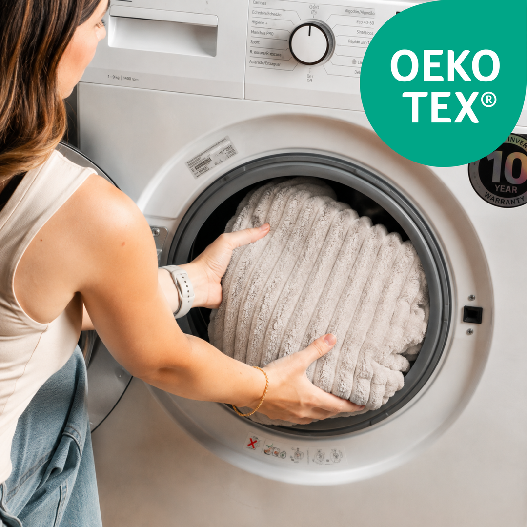 Housse amovible certifiée Oeko-Tex, lavable en machine (badge visible).
