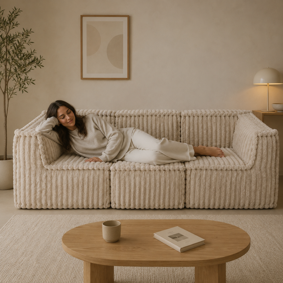 Femme allongée sur le canapé modulable 3 places déhoussable, fourrure côtelée beige