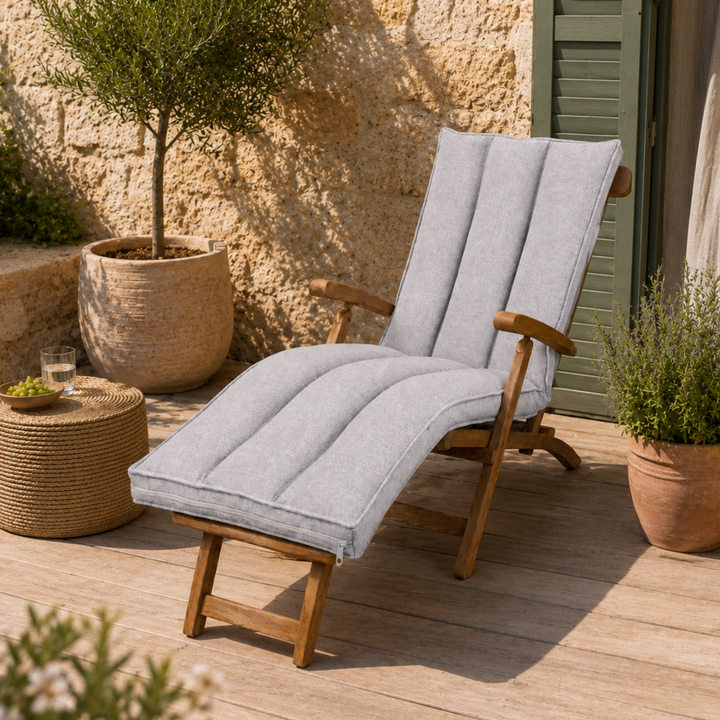Coussin de bain de soleil, installé sur une chaise longue en extérieur