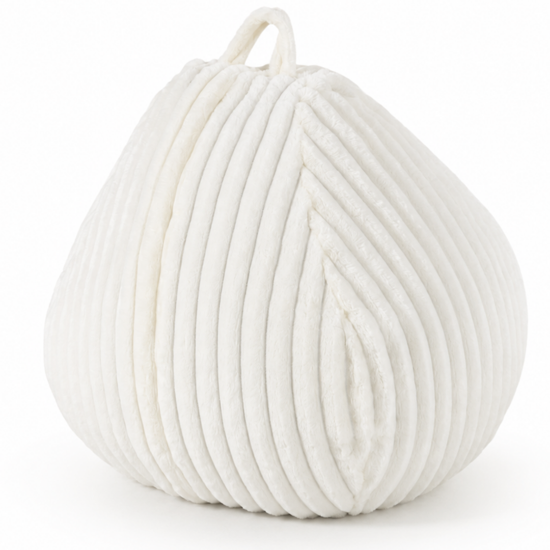 Pouf poire déhoussable en fourrure côtelée blanc cassé, vue 3/4 de la forme poire.