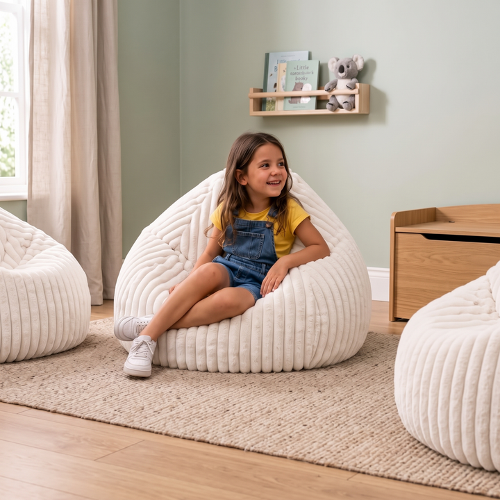Personne assise confortablement dans un pouf poire en fourrure côtelée