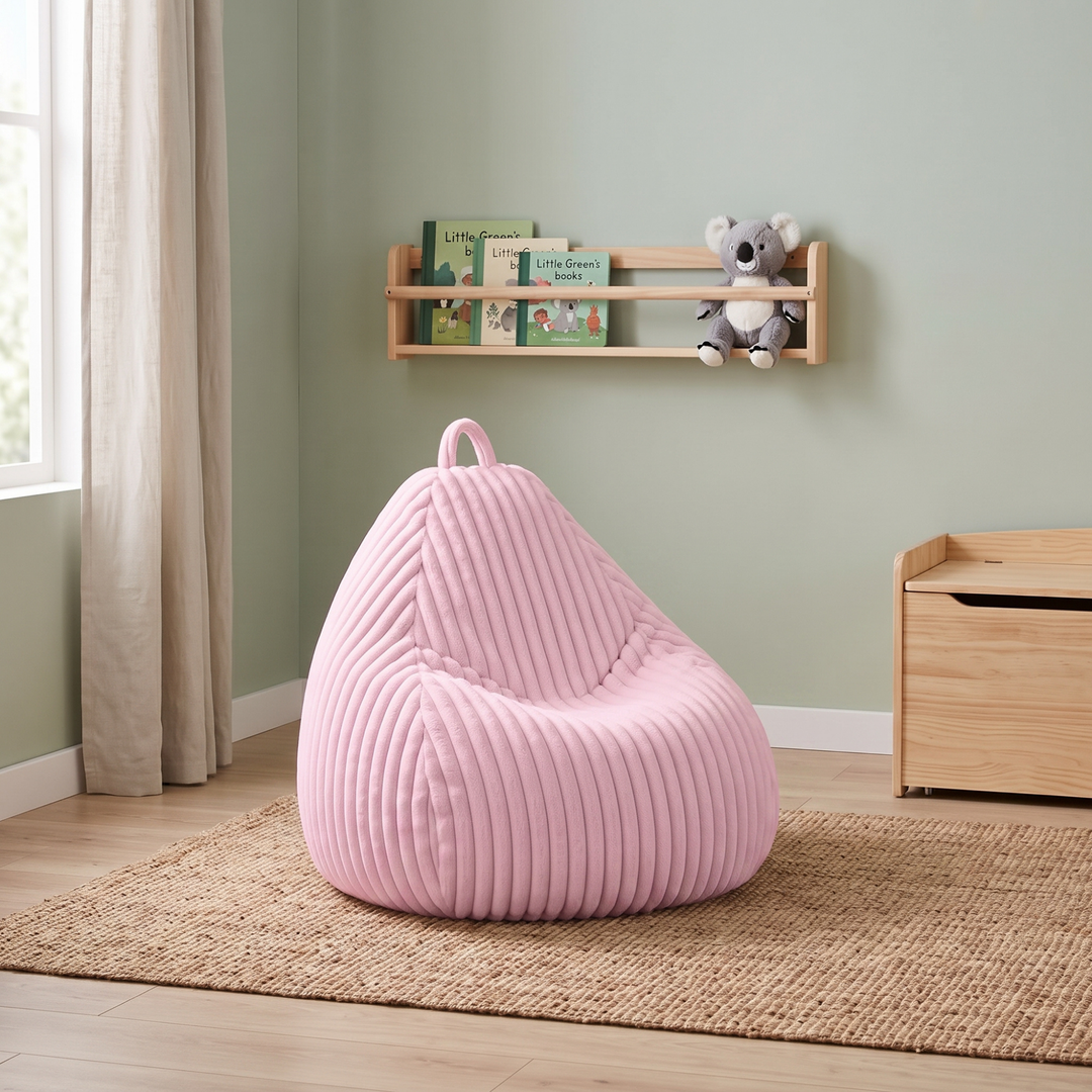 Pouf poire en fourrure côtelée posé au sol dans un intérieur