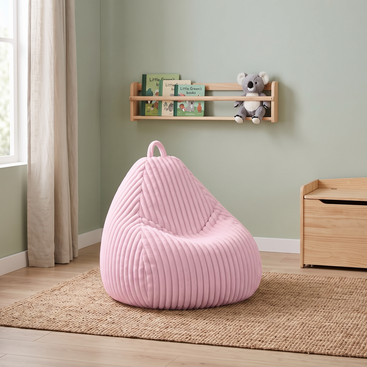 Pouf poire en fourrure côtelée posé au sol dans un intérieur