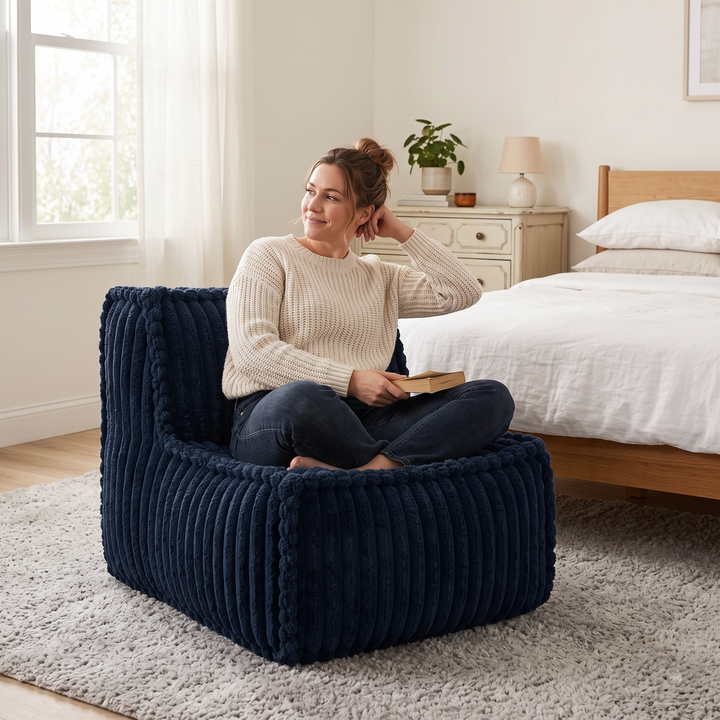 Femme assise sur un module central rembourré en fourrure côtelée bleu, style fauteuil