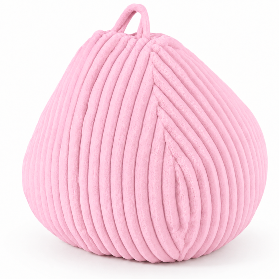 Pouf poire rose fourrure côtelée vue 3/4, poignée sur le dessus, texture moelleuse.