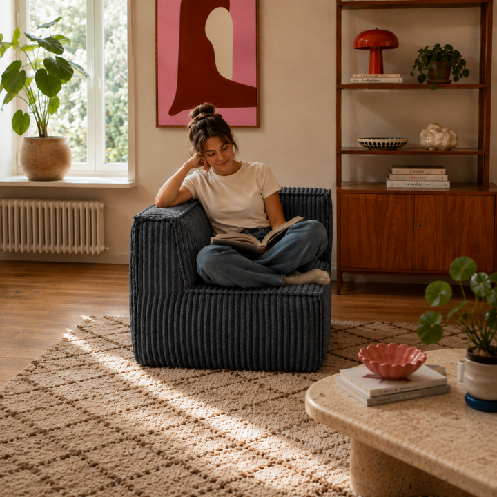 Personne assise sur le lodule d’angle en velours côtelé dans un salon